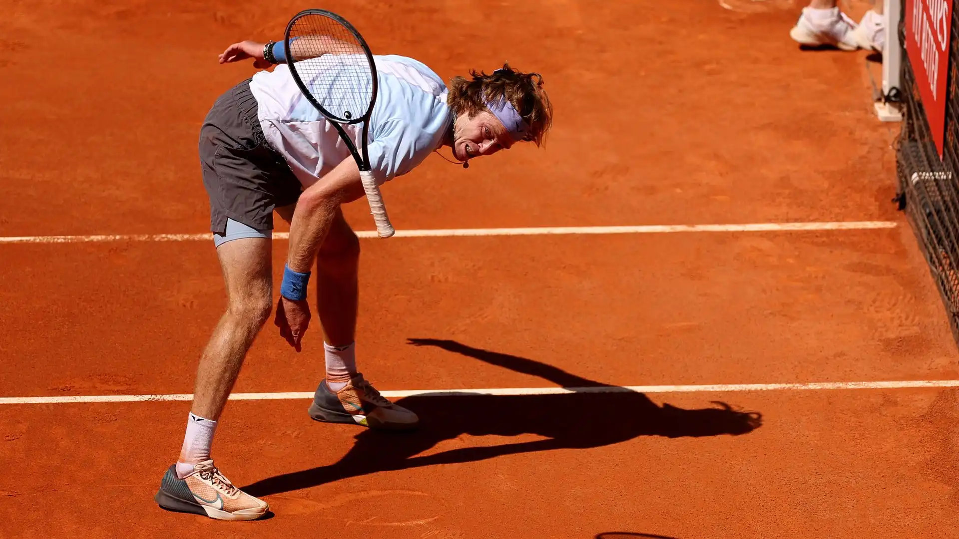 A Madrid Andrey Rublev Perde Racchetta E Partita Le Foto