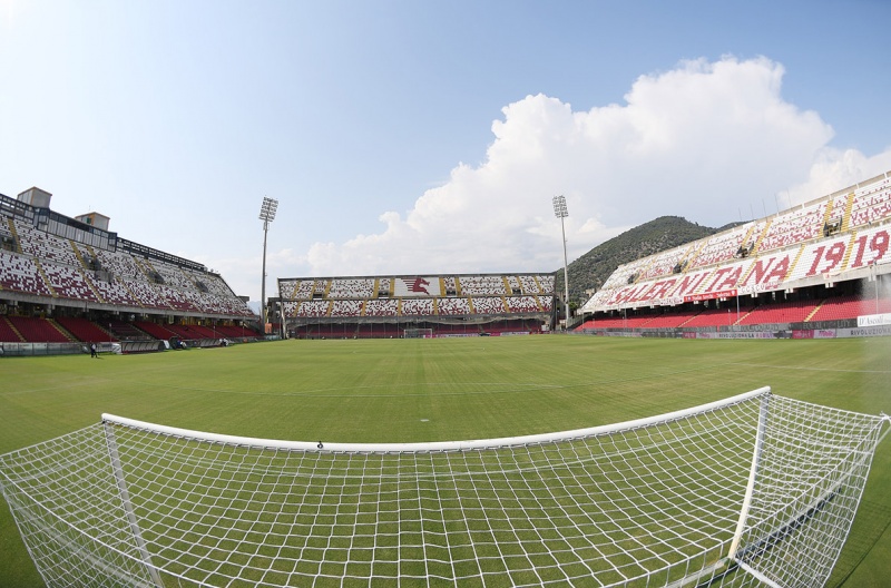 https://www.sportal.it/foto_articoli/2019-43/arechi-stadio-salerno_1140302Photogallery.jpg?format=jpg