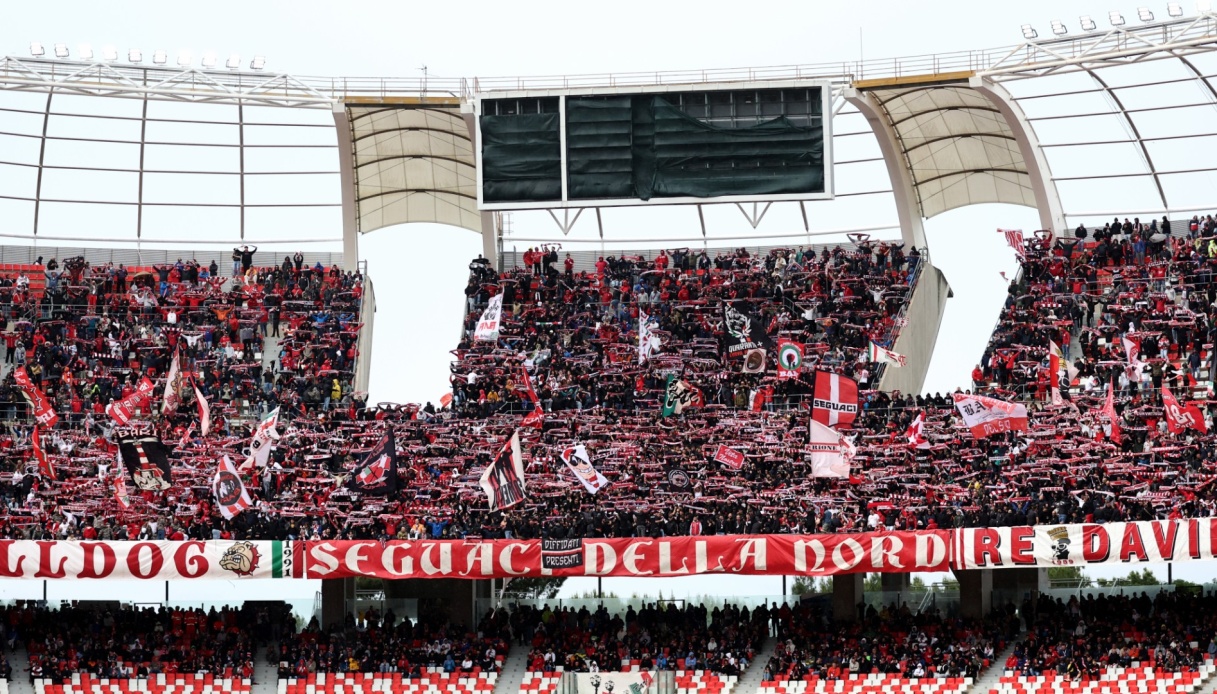 https://www.sportal.it/foto_articoli/2023-36/tifosi-bari_12210921190x786.jpg?format=jpg