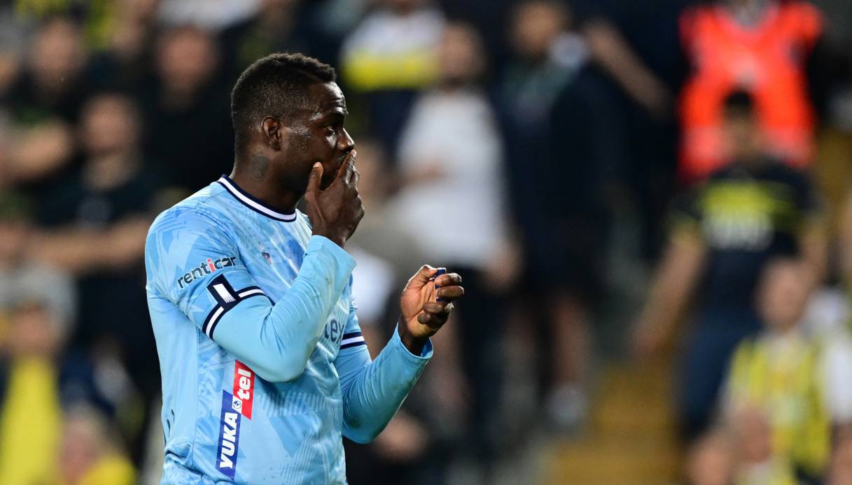 https://www.sportal.it/foto_articoli/2024-14/le-foto-del-nuovo-show-di-mario-balotelli-allenatore-travolto-e-polemica-esultanza_12652591190x786.jpg?format=jpg