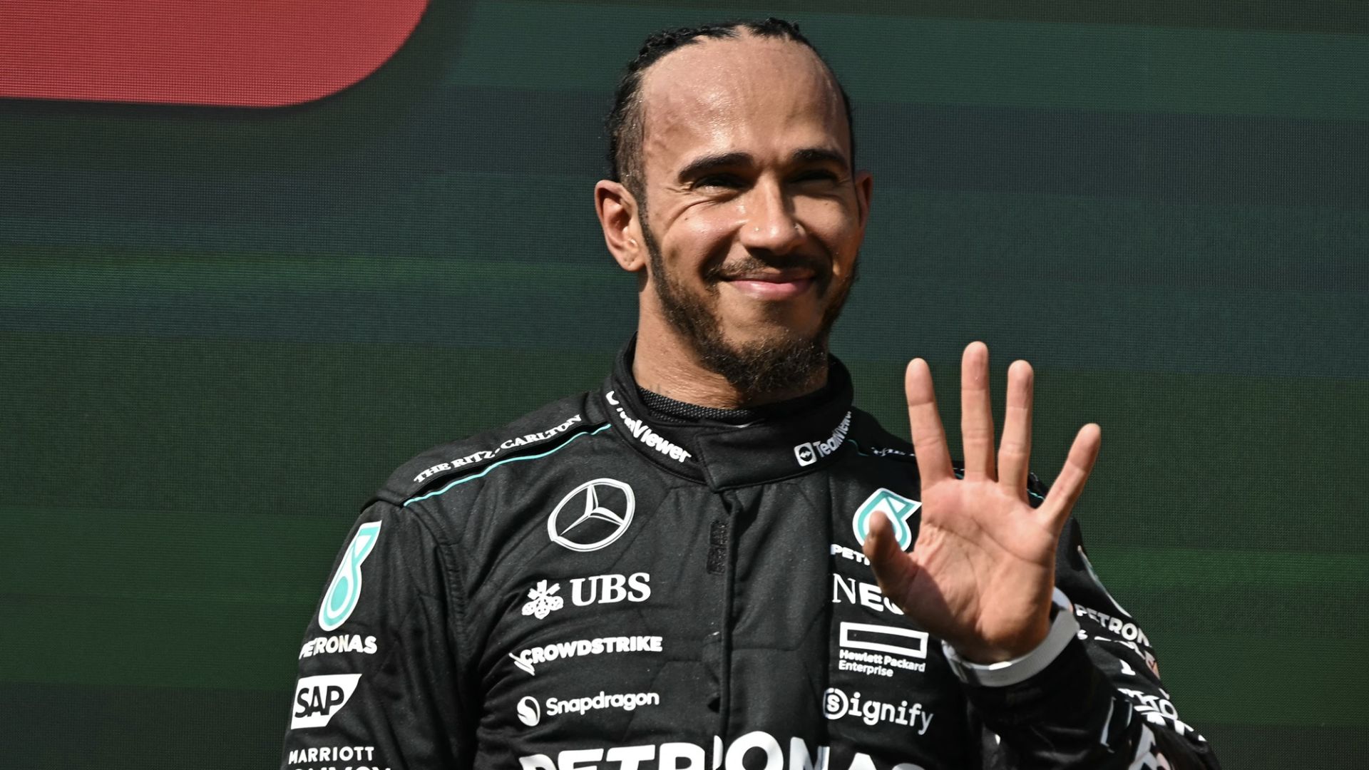 https://www.sportal.it/foto_articoli/2024-30/f1-frecciata-di-lewis-hamilton-a-max-verstappen-le-foto_1279983Photogallery.jpg?format=jpg