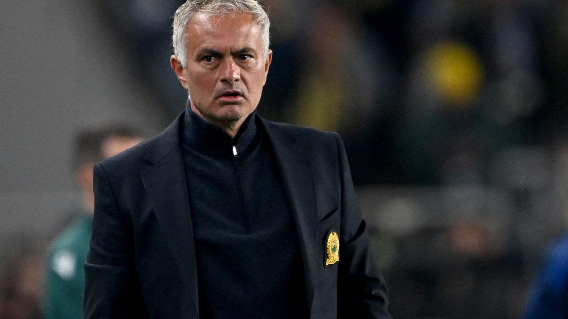 https://www.sportal.it/foto_articoli/2024-43/teatrino-di-jos-mourinho-espulso-si-intrufola-tra-i-tifosi_1294038Photogallery.jpg?format=jpg