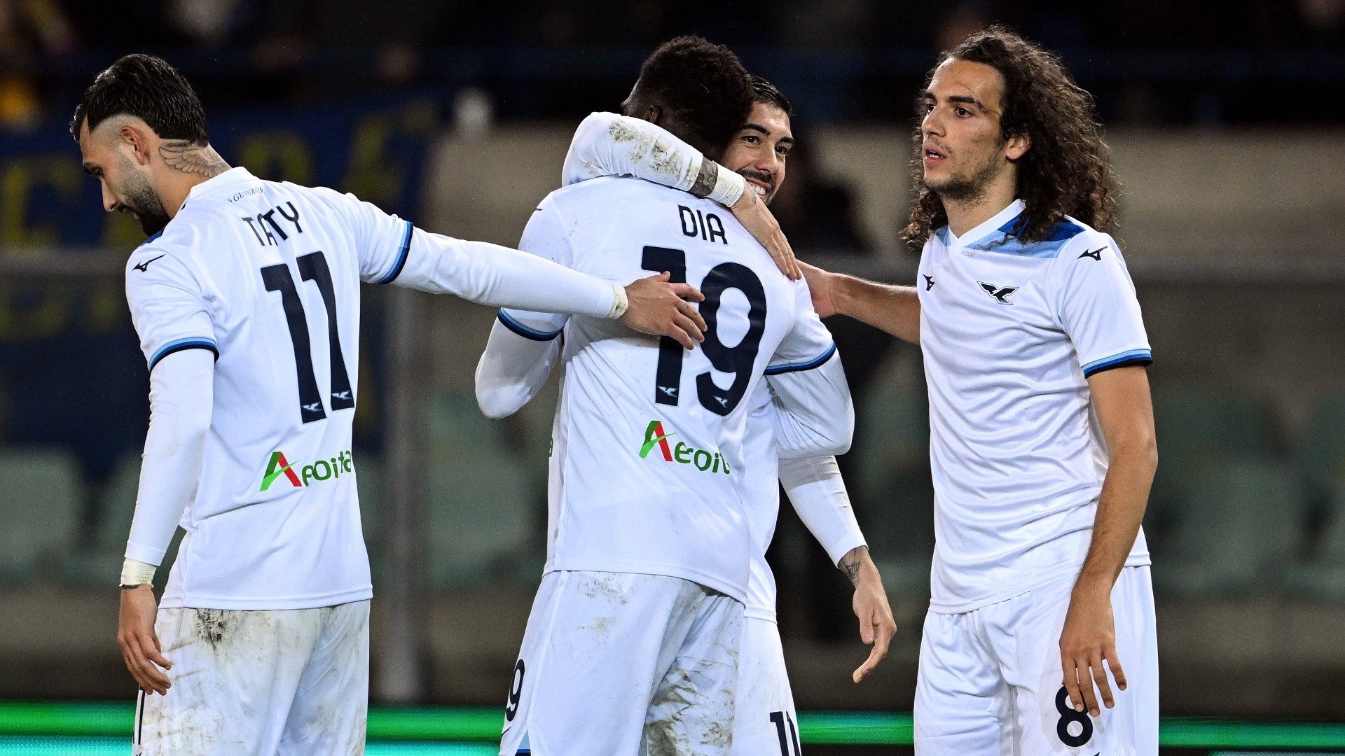 La Lazio vola al Bentegodi: 3-0 al Verona, Juventus superata