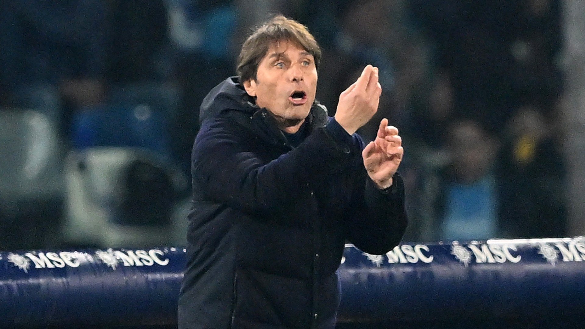 Antonio Conte è un fiume in piena: conferenza stampa show