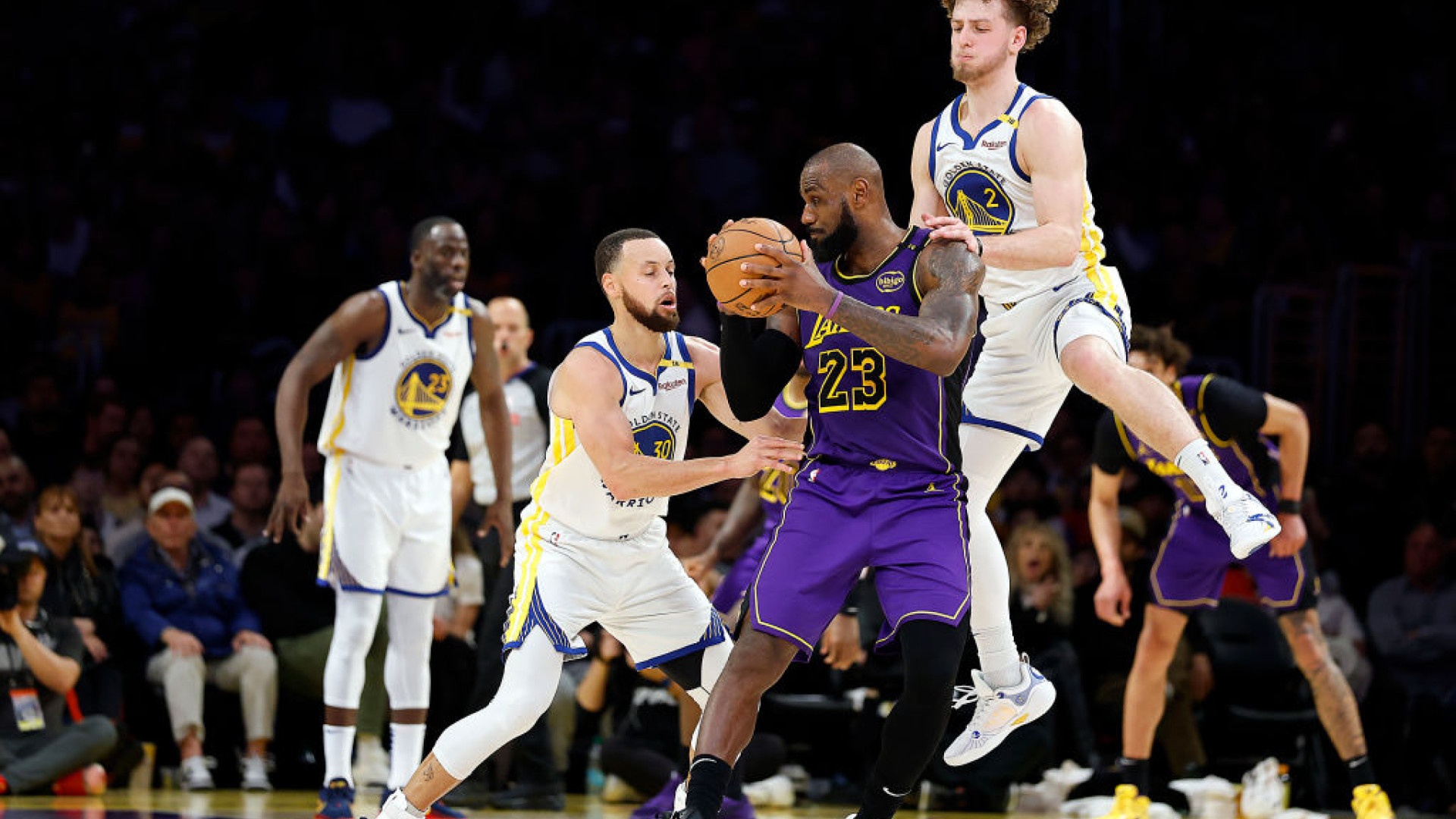 NBA: LeBron James vince la sfida con Stephen Curry, Dallas espugna Boston