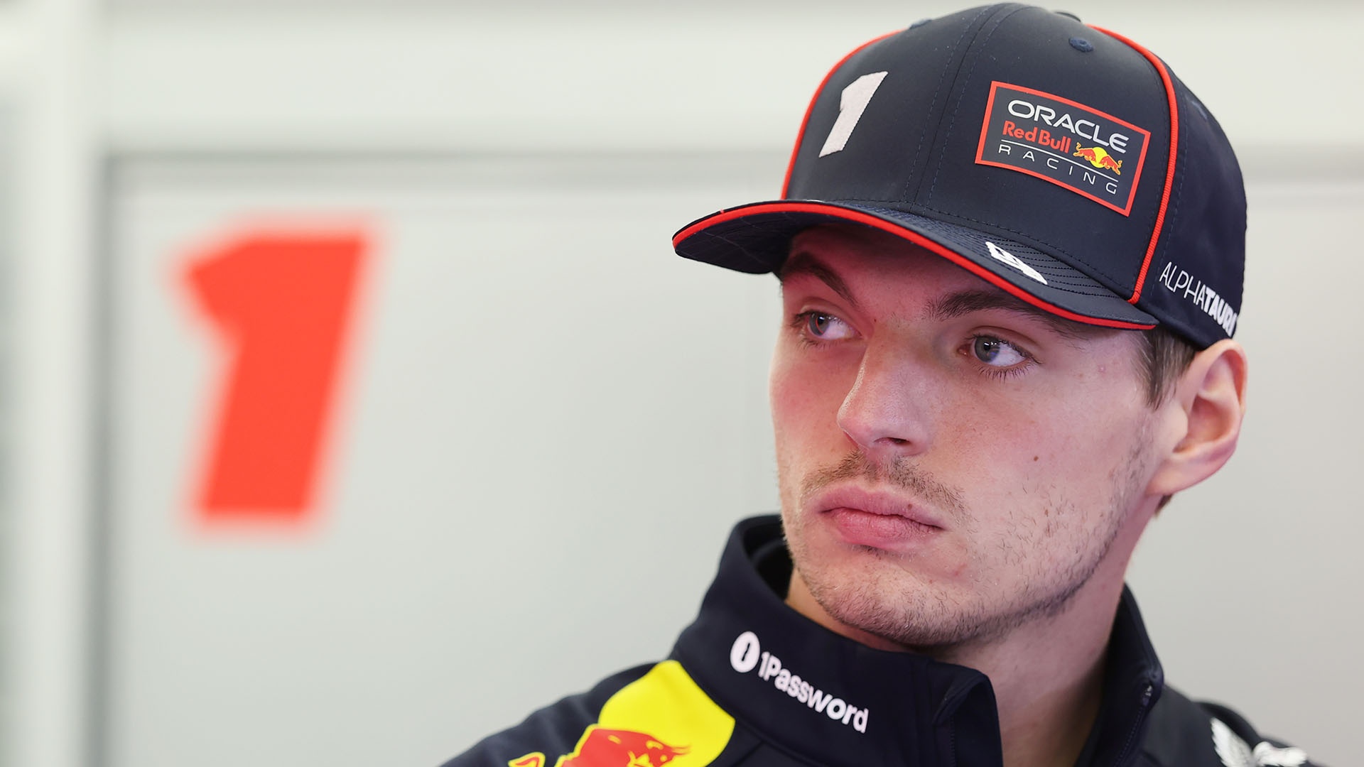 Max Verstappen non vede Charles Leclerc e Lewis Hamilton davanti