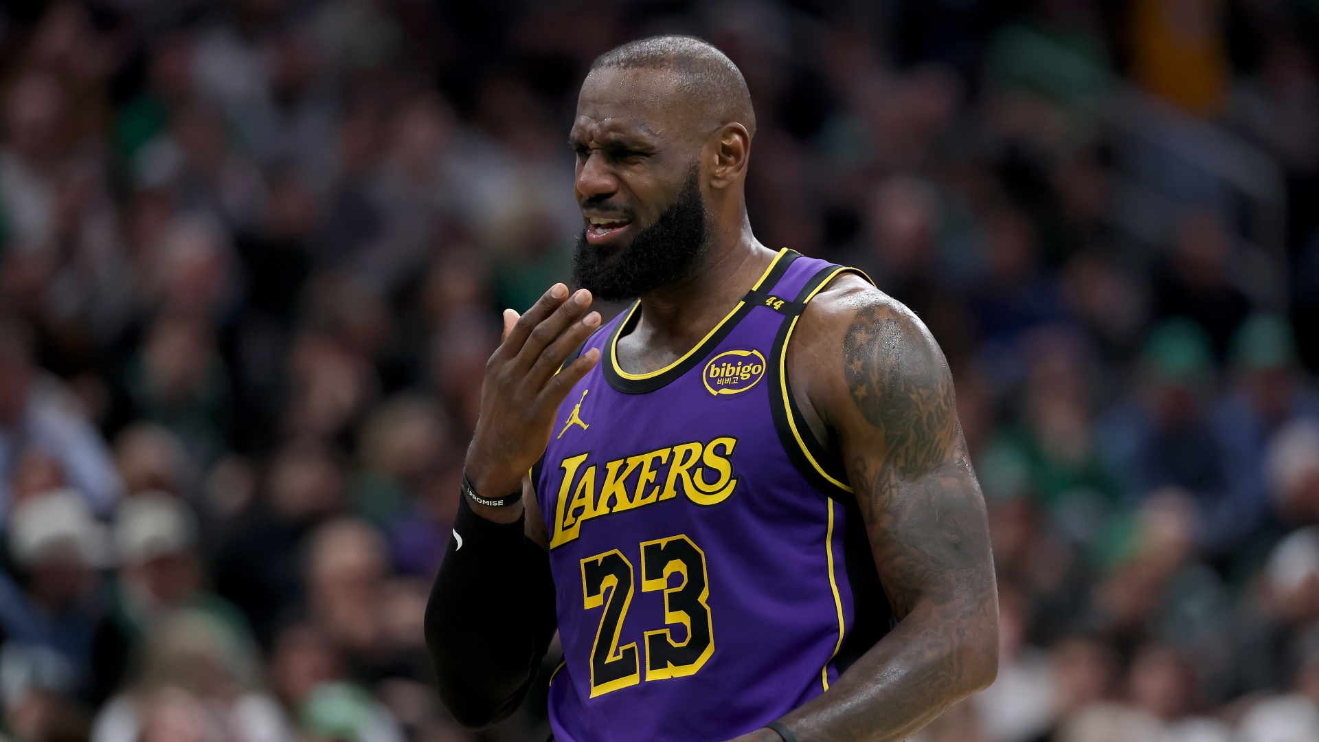 NBA: Boston ferma i LA Lakers. Si fa male LeBron James