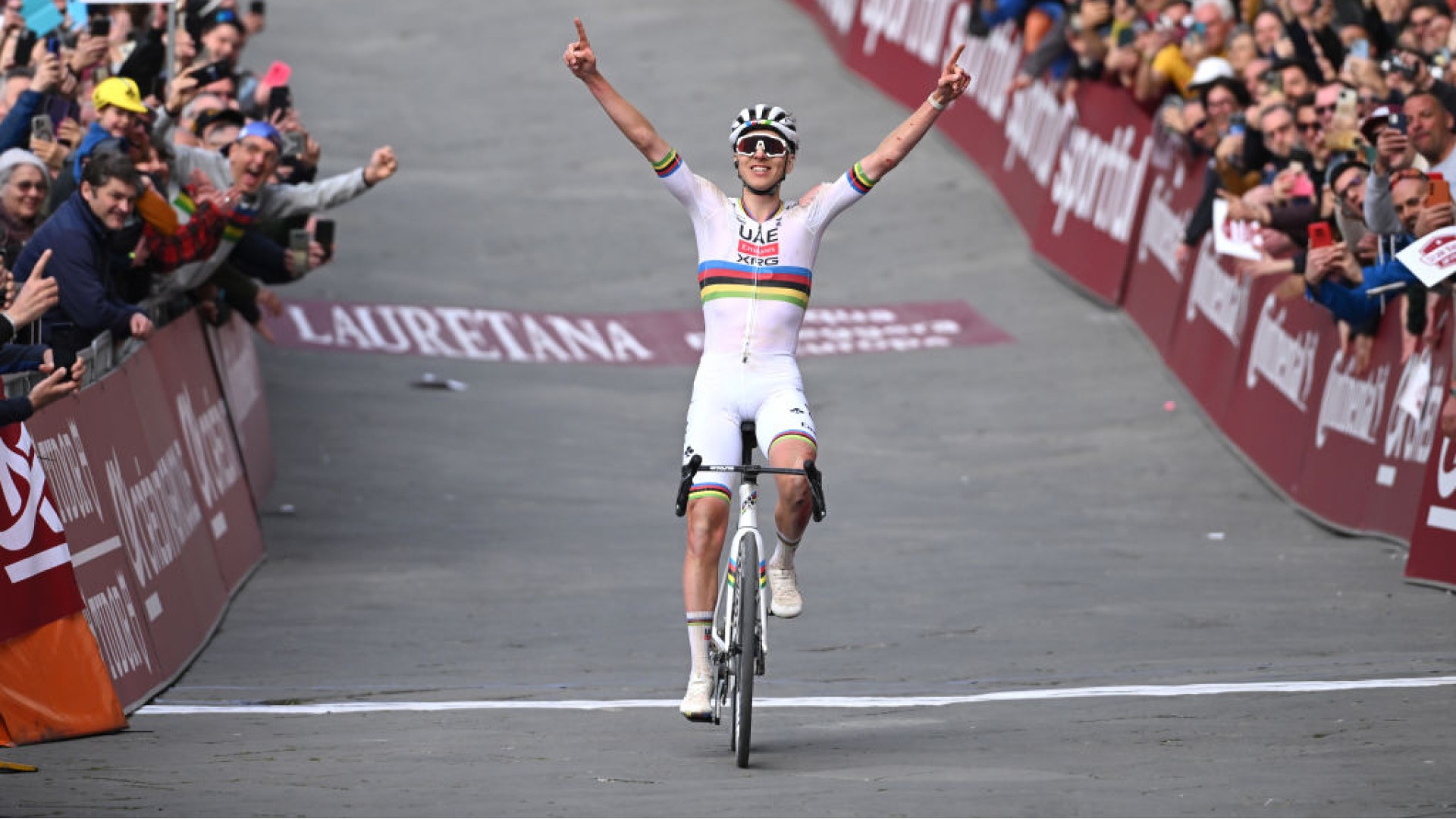 Tadej Pogacar concede il tris sulle Strade Bianche