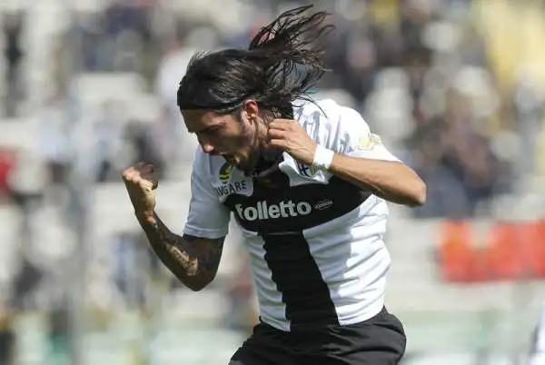 Cassano stecca, il Parma fa 1-1. Sotto gli occhi del ct il barese non incide. Al Tardini segnano Cofie per il Genoa e Schelotto.