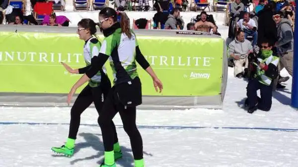 Giulia Rastelli e Giulia Decordi hanno formato il team Nutrilite al Plan de Corones, durante la tappa italiana dello Snow Volleyball Tour 2014 powered by Amway.