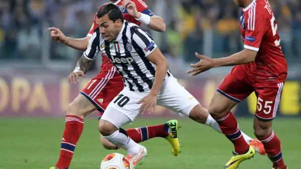 Tevez 6,5. E' indemoniato alla disperata ricerca della rete. Quando finalmente la trova, l'arbitro la annulla. Anche sfortunato.
