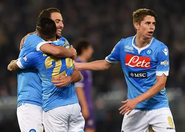 Una doppietta di Insigne regala la Coppa Italia al Napoli. La Fiorentina accorcia con Vargas ma nel finale Mertens chiude i conti. La squadra di Benitez si impone 3-1 sulla Fiorentina e si cuce la coc