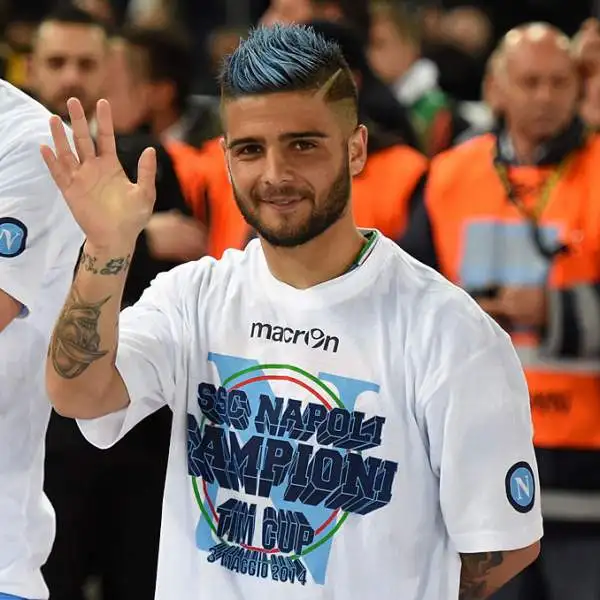 Una doppietta di Insigne regala la Coppa Italia al Napoli. La Fiorentina accorcia con Vargas ma nel finale Mertens chiude i conti. La squadra di Benitez si impone 3-1 sulla Fiorentina e si cuce la coc