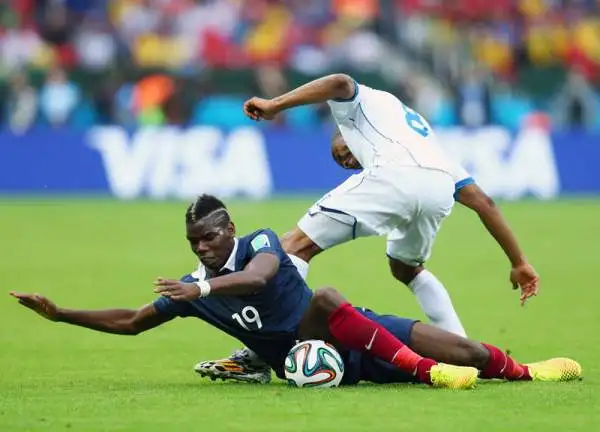 Che Benzema! Francia-Honduras 3-0. Doppietta del centravanti che è decisivo anche sull'autorete di Valladares, assegnata senza dubbi grazie all'occhio della tecnologia.