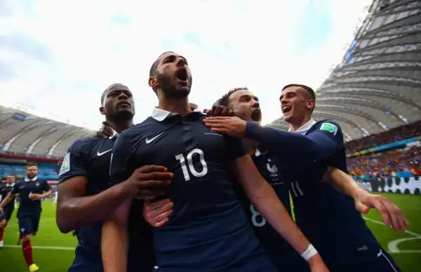 Che Benzema! Francia-Honduras 3-0. Doppietta del centravanti che è decisivo anche sull'autorete di Valladares, assegnata senza dubbi grazie all'occhio della tecnologia.