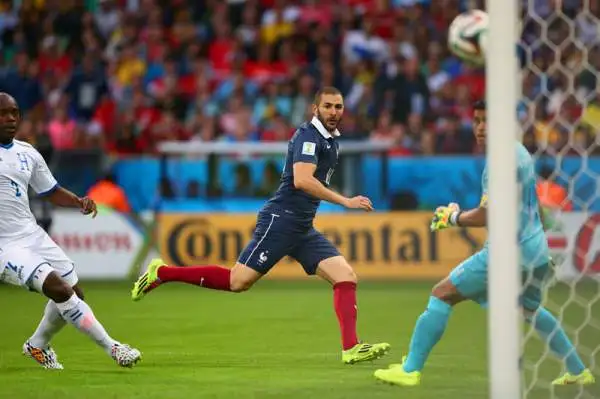 Che Benzema! Francia-Honduras 3-0. Doppietta del centravanti che è decisivo anche sull'autorete di Valladares, assegnata senza dubbi grazie all'occhio della tecnologia.