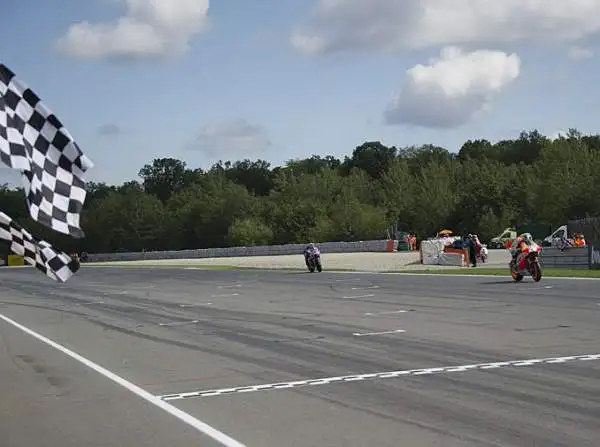 Si ferma a 10 vittorie consecutive la marcia trionfale di Marc Marquez. A salvare il record di Agostini è stato Daniel Pedrosa, che si è imposto nel GP di Brno davanti a Lorenzo e Rossi.