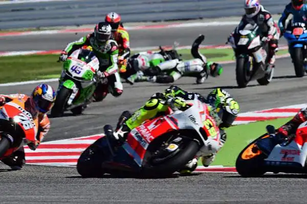 Valentino Rossi primo sul traguardo davanti a Lorenzo e Pedrosa. Fuori dai primi dieci Marquez, protagonista di una caduta.