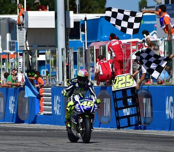 Valentino Rossi primo sul traguardo davanti a Lorenzo e Pedrosa. Fuori dai primi dieci Marquez, protagonista di una caduta.