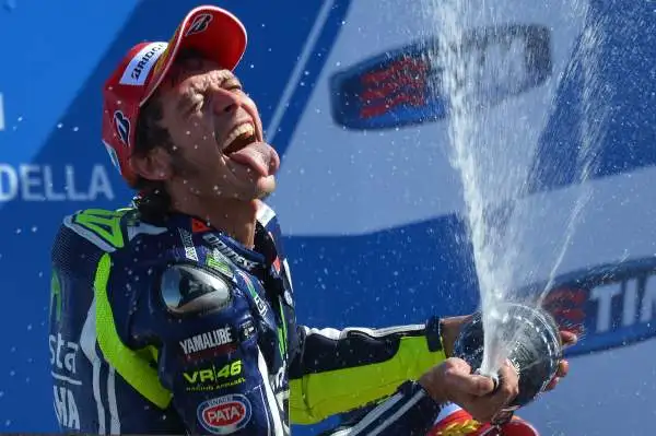 Valentino Rossi primo sul traguardo davanti a Lorenzo e Pedrosa. Fuori dai primi dieci Marquez, protagonista di una caduta.