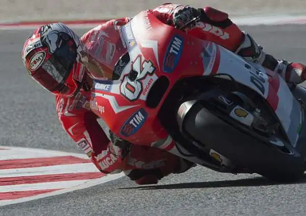 A Misano sembrava tutto pronto per un'altra pole position del solito Marc Marquez ma al termine di una sessione di qualifica palpitante, Jorge Lorenzo è riuscito a lasciarsi tutti alle spalle.