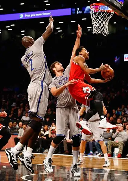Derrick Rose è un giocatore dei Chicago Bulls ed è nato proprio nella capitale dell'Illinois, veloce ed agile a vinto il premio come miglior Rookie nel 2012 alla sua prima stagione in NBA a soli 22 an
