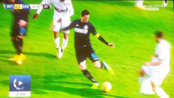 Curioso siparietto durante Inter-Genoa: Andreolli spazza un pallone in fallo laterale e colpisce in pieno il suo allenatore Roberto Mancini.