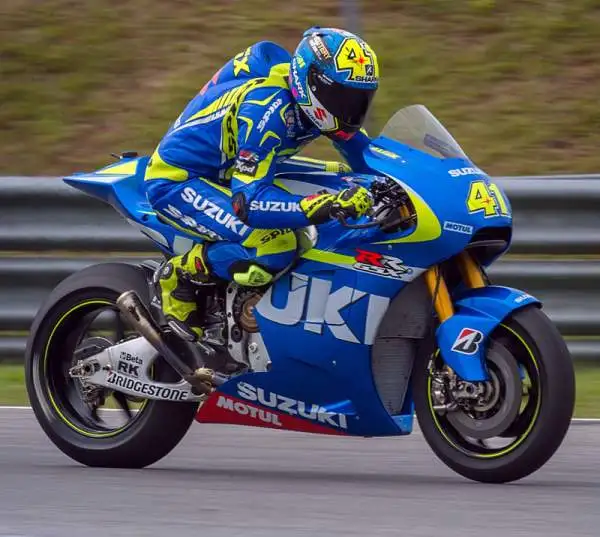 Negi ultimi test prima dell'inizio del mondiale, il Dottore ha preceduto Pedrosa e i due fratelli Espargarò. Più indietro Lorenzo e il campione in carica Marquez, attardato di sette decimi.
