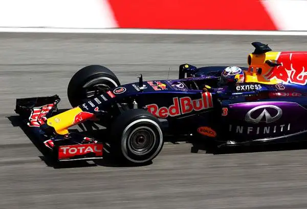 Dopo aver fatto benissimo nelle prime libere, le Ferrari confermano di essere in grande spolvero anche nelle seconde libere in Malesia con Raikkonen secondo alle spalle di Hamilton.