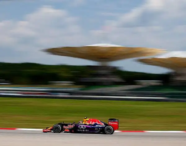 Dopo aver fatto benissimo nelle prime libere, le Ferrari confermano di essere in grande spolvero anche nelle seconde libere in Malesia con Raikkonen secondo alle spalle di Hamilton.
