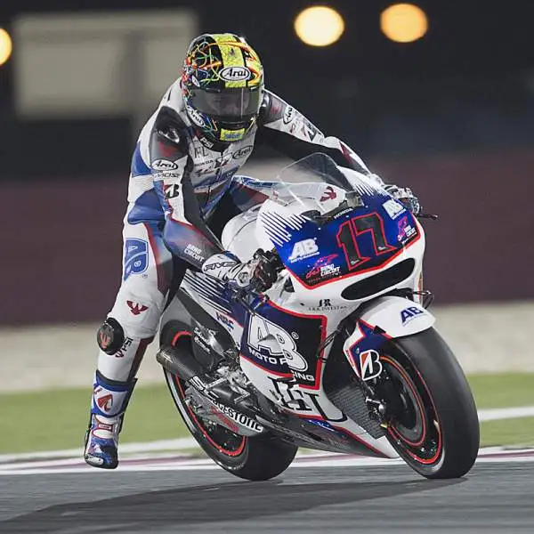 La stagione ricomincia all'insegna di Marquez e delle Honda. Il campione del mondo, infatti, ha ottenuto il miglior tempo nelle prime libere di Losail, precedendo il compagno Pedrosa, nono Rossi.