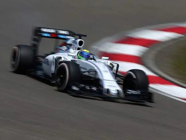 Dopo aver dominato le prime prove libere, Hamilton si è confermato il più veloce anche nelle seconde libere in quel di Shanghai, bene anche le Ferrari con Raikkonen secondo e Vettel quarto.