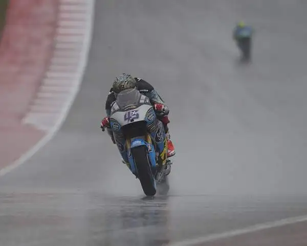Lo spagnolo Marquez ha sbaragliato la concorrenza solo all'ultimo giro utile, dopo un'altalena di emozioni. Dovizioso, secondo, in prima fila con Jorge Lorenzo. Valentino Rossi invece scatterà quarto.
