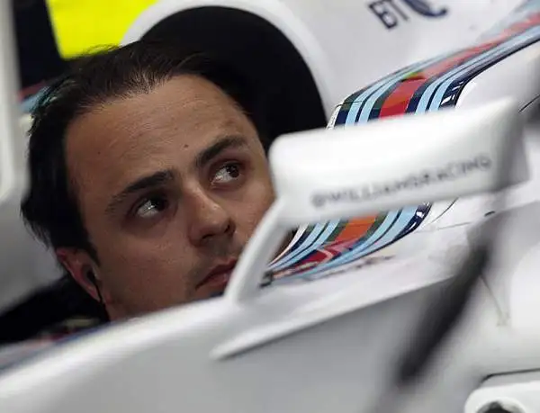 Hamilton, dopo aver dominato le prime libere, conquista il primato anche nella seconda sessione, alle sue spalle terminano il compagno di scuderia Rosberg e la Ferrari di Vettel.