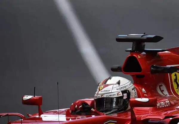 Hamilton, dopo aver dominato le prime libere, conquista il primato anche nella seconda sessione, alle sue spalle terminano il compagno di scuderia Rosberg e la Ferrari di Vettel.