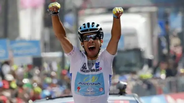 Sul Sestriere, dopo aver affrontato salite leggendarie e persino sterrate, Fabio Aru trionfa in solitaria sul traguardo.