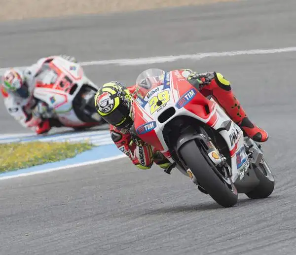 Lorenzo, partito dalla pole e brillantissimo in tutte le sessioni cronometrate, è stato in testa dall'inizio alla fine, con lui sul podio Marquez e Valentino Rossi.
