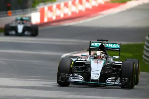 Hamilton domina, rimpianti Ferrari. Il britannico conquista il Gran Premio del Canada davanti a Rosberg. Terzo Bottas davanti alle Rosse: Raikkonen perde il podio per un testacoda, Vettel quinto.