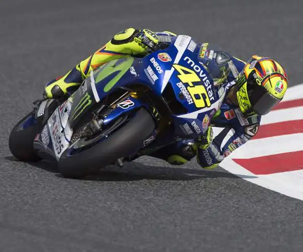 Sorpresa a Barcellona, Aleix Espargarò firma la prima pole position dal ritorno della Suzuki in Motogp davanti al compagno Vinales e a Jorge Lorenzo. Solo settimo Valentino Rossi.