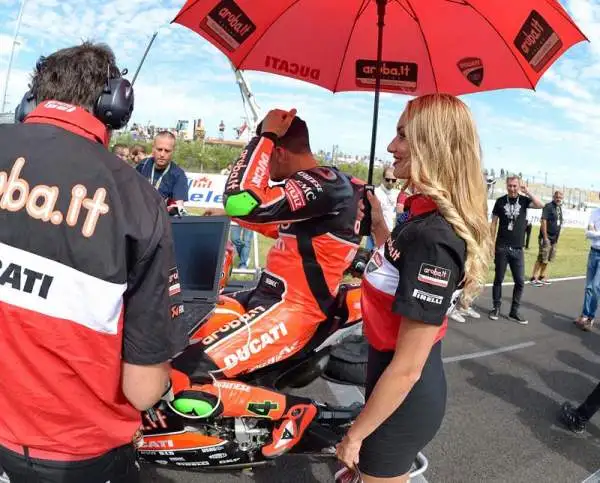 Anche nella tappa iridata del mondiale derivate che si è corsa sul circuito della riviera romagnola non potevano mancare le splendide bellezze ad allietare i numerosi tifosi e i piloti.