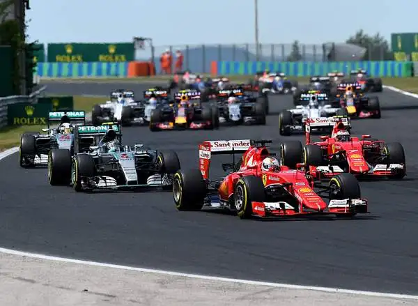 E’ un trionfo a tinte rosse quello dell’Hungaroring. Sebastian Vettel, grazie a una partenza magica, conquista per la prima volta il Gran Premio di Ungheria. Solo sesto Hamilton.