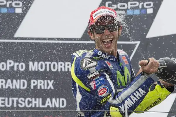 Marquez imprendibile, Rossi 3°. Lo spagnolo della Honda ha dominato sulla pista del Sachsenring davanti a Pedrosa e Rossi, terzo al traguardo.