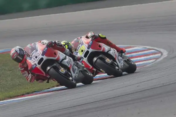 Brno: Lorenzo vince e agguanta Rossi. Il maiorchino scappa e corre in solitaria davanti a Marquez. Terzo il ‘Dottore’. Iannone sotto al podio.