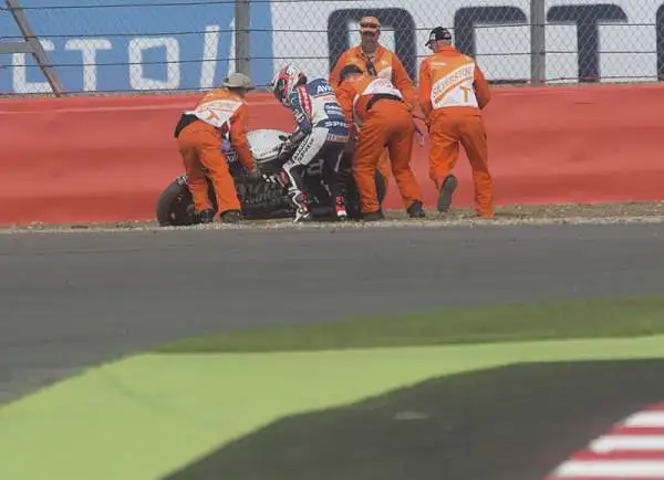 Marc Marquez conferma il trend delle prove libere e conquista la pole position nel Gran Premio di Gran Bretagna.