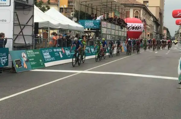 Gli scatti dei passaggi nel circuito cittadino e del traguardo della Coppa Agostoni 2015, a Lissone. Rebellin, Nibali e Bonifazio sul podio.