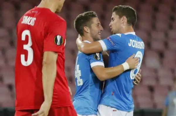 Napoli-Club Brugge 5-0. Jorginho 7,5. Gran visione di gioco e un assist al bacio per Mertens. Padrone del centrocampo, fa legna e illumina.