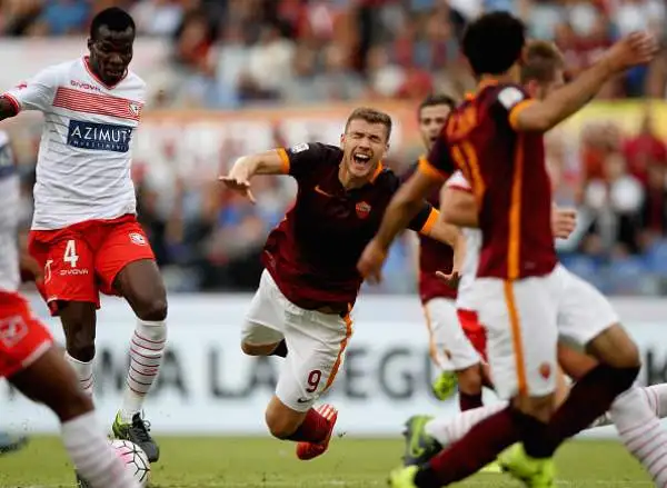 Roma-Carpi 5-1. Dzeko 5,5. Partita deludente, viene a cercarsi i palloni ma non è serata. Esce all'intervallo con qualche acciacco.