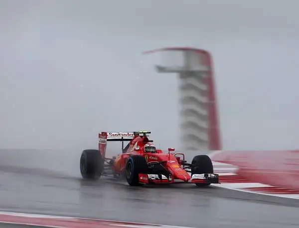 Nico Rosberg ha conquistato la pole position del Gran Premio degli Stati Uniti a poche ore dalla corsa di Austin. La pioggia è stata ancora una volta protagonista.