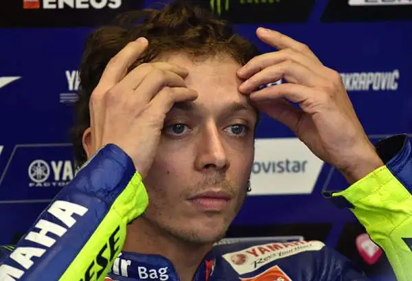 Il catalano Pedrosa, autore di una rimonta stratosferica vince il Gp del Giappone. Secondo Valentino Rossi, terzo Jorge Lorenzo. Il pesarese porta così a diciotto punti il suo vantaggio sul compagno.