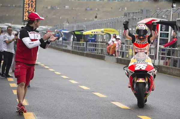 Il catalano Pedrosa, autore di una rimonta stratosferica vince il Gp del Giappone. Secondo Valentino Rossi, terzo Jorge Lorenzo. Il pesarese porta così a diciotto punti il suo vantaggio sul compagno.